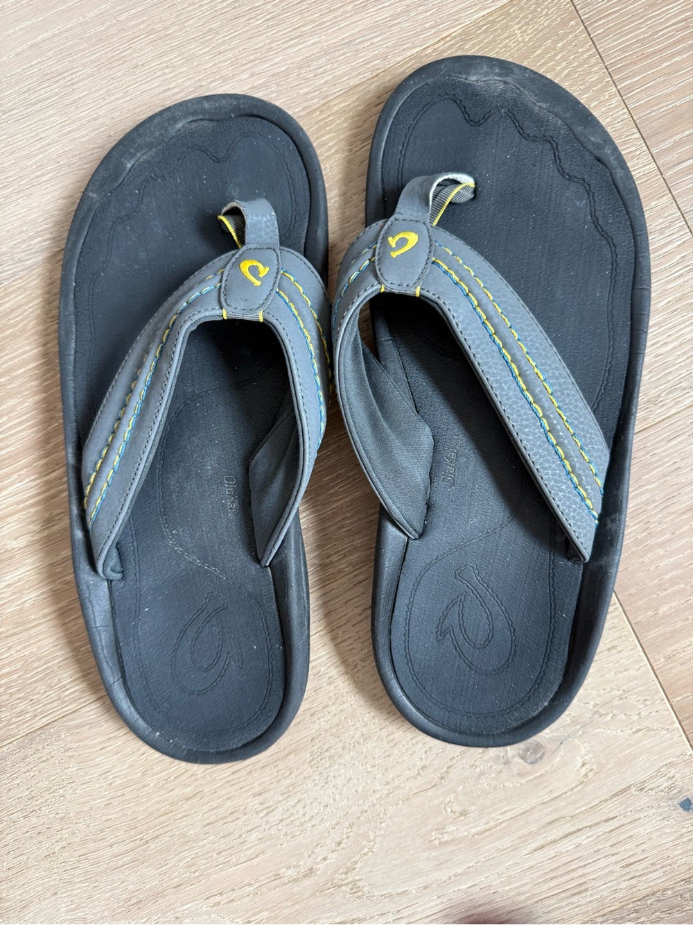 Reef Mens Gray Flip Flops with Yellow Accents